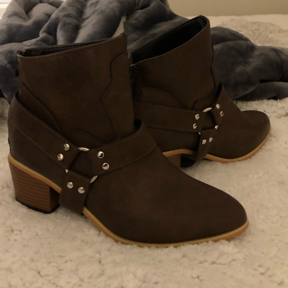 New never worn brown ankle boots